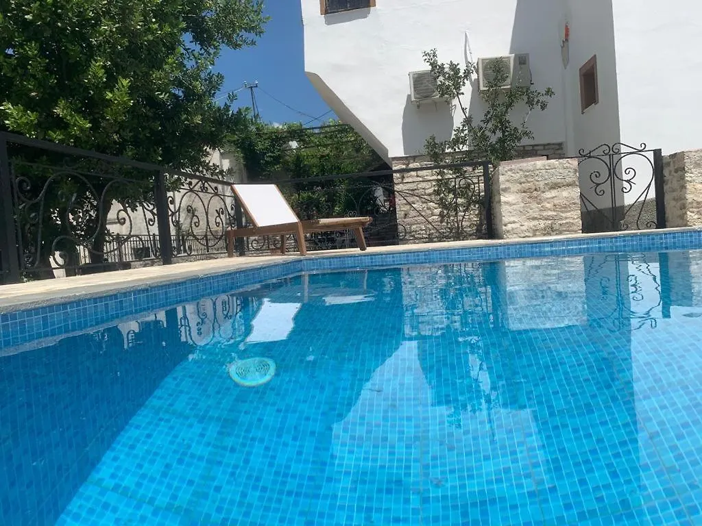 Hotel Gjirokastra 3*,